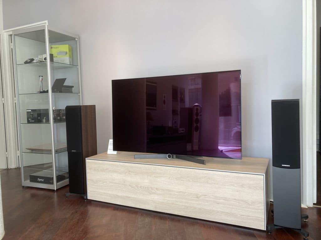 Loewe TV, meuble De Conti et enceintes Dynaudio Emit